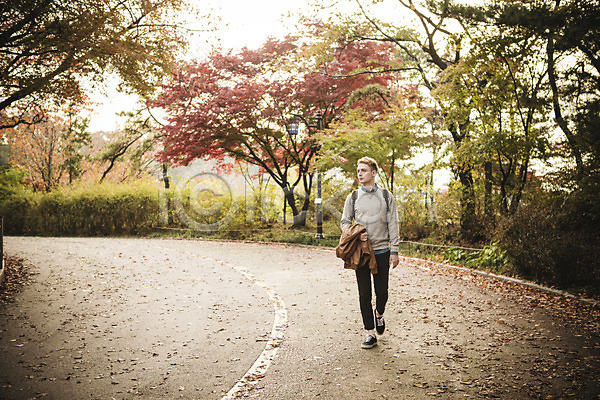 20대 남자 서양인 성인 성인남자한명만 외국인 청년남자한명만 한명 JPG 앞모습 포토 가을(계절) 걷기 남산 남산공원 단풍 들기 산책로 야외 재킷 전신 주간