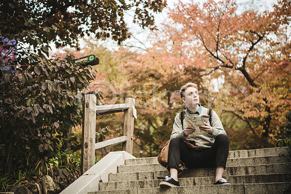 20대 남자 서양인 성인 성인남자한명만 외국인 청년남자한명만 한명 JPG 앞모습 포토 가을(계절) 계단 길찾기 남산 남산공원 단풍 앉기 야외 전신 주간 지도