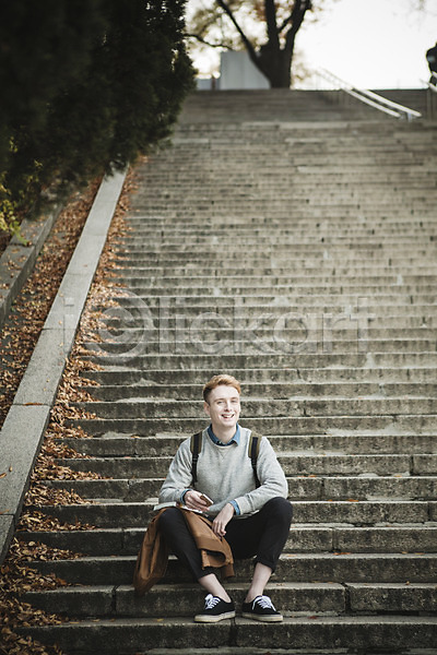 휴식 20대 남자 서양인 성인 성인남자한명만 외국인 청년남자한명만 한명 JPG 앞모습 포토 가을(계절) 가이드북 계단 남산 남산공원 미소(표정) 스마트폰 앉기 야외 재킷 전신 주간