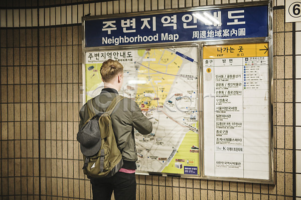20대 남자 서양인 성인 성인남자한명만 외국인 청년남자한명만 한명 JPG 뒷모습 포토 길찾기 상반신 실내 전철 전철역 지도