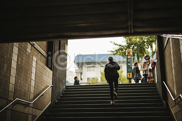 20대 군중 남자 서양인 성인 여러명 외국인 JPG 뒷모습 포토 걷기 계단 야외 오르기 전신 전철 전철역 주간 출입구