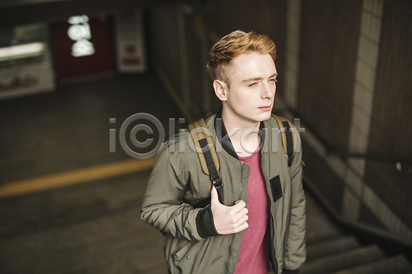 20대 남자 서양인 성인 성인남자한명만 외국인 청년남자한명만 한명 JPG 앞모습 포토 계단 상반신 실내 오르기 전철 전철역 출입구
