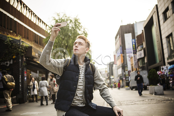 20대 군중 남자 서양인 성인 여러명 외국인 JPG 앞모습 포토 거리 들기 사진촬영 상반신 스마트폰 야외 인사동 인사동거리 주간
