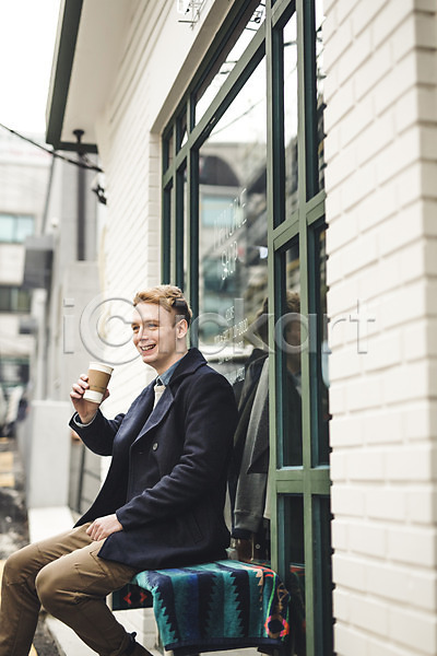 20대 남자 서양인 성인 성인남자한명만 외국인 청년남자한명만 한명 JPG 옆모습 포토 기댐 들기 상반신 앉기 야외 주간 카페 커피 테이크아웃