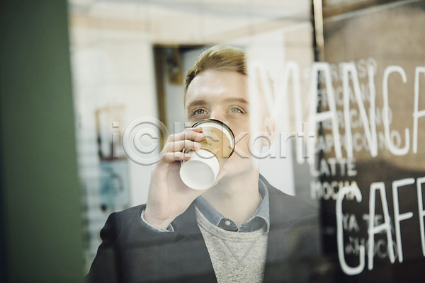 20대 남자 서양인 성인 성인남자한명만 외국인 청년남자한명만 한명 JPG 앞모습 포토 들기 마시기 상반신 서기 실내 안식처 창가 창문 카페 커피 테이크아웃