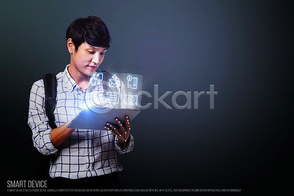 남자 성인 한국인 한명 PSD 디지털합성 4차산업 네트워크 디지털아트 태블릿 합성 홀로그램