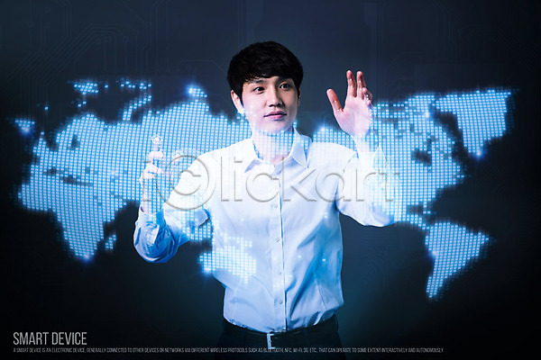 남자 성인 한국인 한명 PSD 디지털합성 4차산업 네트워크 디지털아트 세계지도 터치 합성 홀로그램