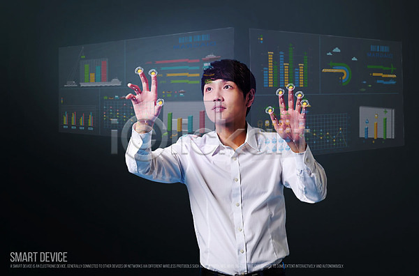 남자 성인 한국인 한명 PSD 디지털합성 4차산업 그래프 네트워크 디지털아트 터치 합성 홀로그램