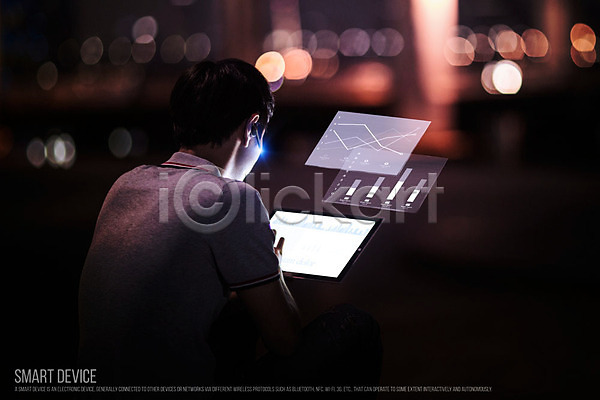 남자 성인 한국인 한명 PSD 디지털합성 4차산업 그래프 네트워크 디지털아트 블루투스 블루투스헤드셋 태블릿 합성 홀로그램