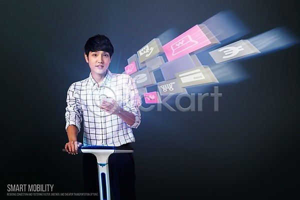 남자 성인 한국인 한명 PSD 디지털합성 4차산업 네트워크 디지털아트 모빌리티 스마트모빌리티 스마트폰 전동스쿠터 전동휠 합성 홀로그램