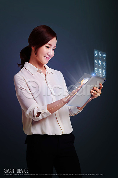 성인 여자 한국인 한명 PSD 디지털합성 4차산업 네트워크 디지털아트 태블릿 합성 홀로그램
