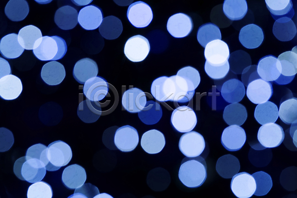 사람없음 JPG 포토 해외이미지 광 디자인 반짝임 백그라운드 보케 블러 야외 원형 장식 전구 추상 파란색 해외202004 효과