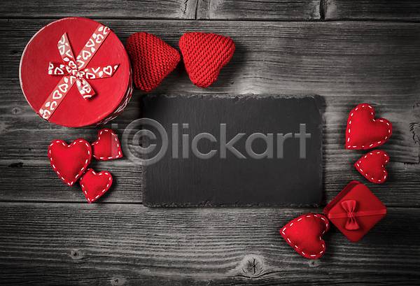 사람없음 JPG 포토 하이앵글 해외이미지 검은배경 발렌타인데이 빨간색 선물상자 오브젝트 카피스페이스 프레임 하트