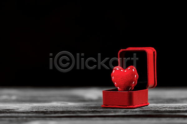 사람없음 JPG 포토 해외이미지 검은배경 반지케이스 발렌타인데이 빨간색 오브젝트 카피스페이스 하트