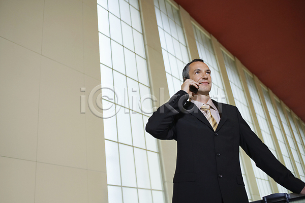 준비 출장 30대 남자 백인 성인 한명 JPG 로우앵글 포토 해외이미지 공항 기다림 기댐 런던 미소(표정) 비즈니스 비즈니스맨 서기 실내 여행 연결 정장 창문 통신 해외202004 핸드폰