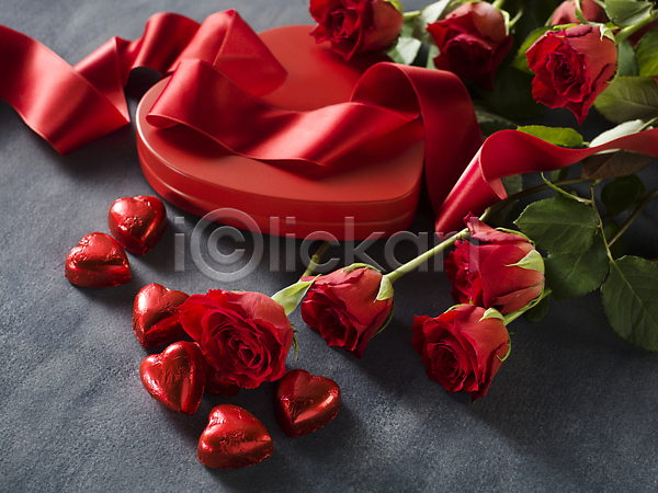 사람없음 JPG 포토 하이앵글 해외이미지 리본 발렌타인데이 빨간색 선물상자 오브젝트 장미 초콜릿 하트 회색배경