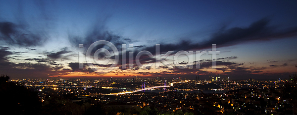 사람없음 JPG 포토 해외이미지 가로 가로등 건물 건축양식 고층빌딩 교통시설 도로 도시 도시풍경 명승지 바다 빛망울 스카이라인 야간 여행 이스탄불 일몰 조명 주도 칠면조 탑 풍경 해외202004 해외포토 휴가