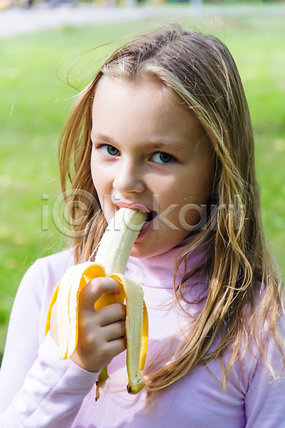 백인 어린이 한명 JPG 포토 해외이미지 6 7 8 9 먹기 바나나 여학생 유럽 해외202004 흰색