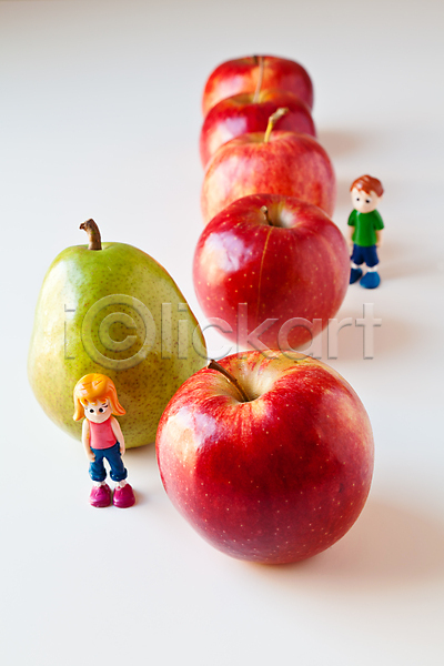 선택 사람없음 소년 JPG 포토 해외이미지 건강 과일 빨간색 사과 서양배 음식 일렬 장난감 진홍색 초록색 컨셉 피규어 해외202004 흰색
