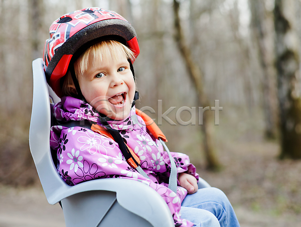 보호 행복 백인 사람 아기 어린이 한명 JPG 포토 해외이미지 1 가을(계절) 가족 건강 공원 라이프스타일 바이킹 봄 사이클링 순환 스포츠 승차 안전 앉기 야외 여행 의자 자연 자전거 장비 해외202004 헬멧