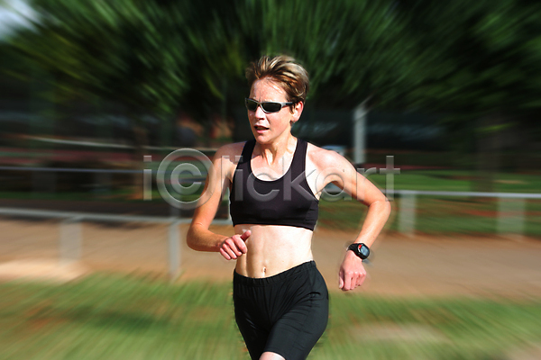 경쟁 이동 휴식 백인 성인 여자 한명 JPG 포토 해외이미지 건강 다이어트 마라톤 블러 빨간색 속도 에너지 운동 챔피언 포즈 해외202004 흰색