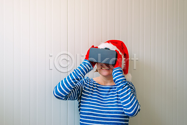 미래 새로움 축하 행복 백인 성인 여자 한명 3D JPG 포토 해외이미지 가상현실 겨울 고글 놀람 동영상 라이프스타일 멀티미디어 빨간색 산타클로스 선물 손목시계 응시 전자제품 크리스마스 해외202004 헤드폰 휴가