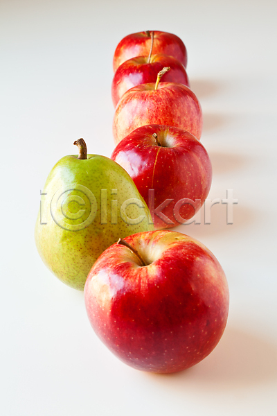 사람없음 JPG 포토 해외이미지 1 건강 과일 그룹 다이어트 빨간색 사과 선 싱글 음식 진홍색 초록색 컨셉 해외202004 흰색