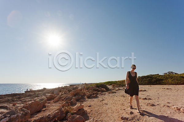 한명 JPG 포토 해외이미지 걷기 광선 맑음 물 바다 빛 빛망울 새벽 수평선 스페인 암초 여름(계절) 여행 엽서 오렌지 유럽 일몰 자연 조명 컬러풀 파란색 풍경(경치) 하늘 해외202004 햇빛 황무지 휴가