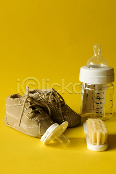 사람없음 아기 어린이 JPG 포토 해외이미지 노란색 담요 백그라운드 신발 장난감 장비 장신구 해외202004