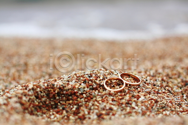 사랑 사람없음 JPG 아웃포커스 포토 해외이미지 결혼반지 모래 반지 야외 여름(계절) 주간 해변 해외202004