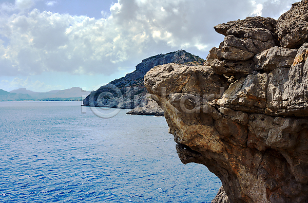 사람없음 JPG 포토 해외이미지 가장자리 구름(자연) 그리스 물 바다 바위 산 섬 수평선 유럽 자연 지중해 초록색 파란색 풍경(경치) 하늘 해외202004 화산