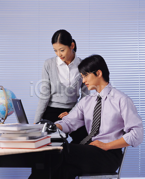협력 남자 두명 사람 성인 성인만 여자 JPG 포토 노트북 동료 비즈니스 비즈니스맨 비즈니스우먼 상반신 실내 앉기 정장 직장인 회사