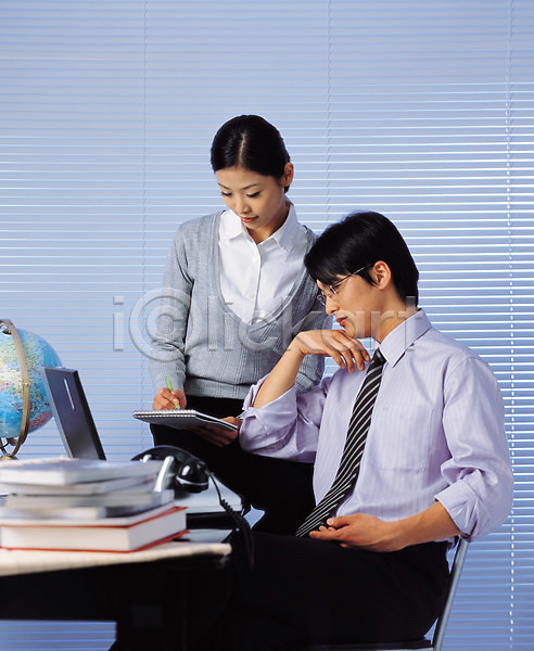 협력 남자 두명 사람 성인 성인만 여자 JPG 포토 노트북 동료 비즈니스 비즈니스맨 비즈니스우먼 상반신 실내 앉기 정장 직장인 회사