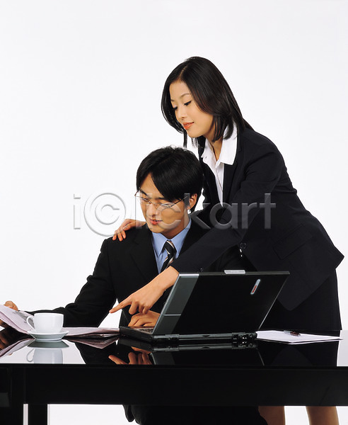 협력 남자 두명 사람 성인 성인만 여자 JPG 포토 노트북 동료 비즈니스 비즈니스맨 비즈니스우먼 상반신 상사 스튜디오촬영 앉기 정장 직장인 책상 컴퓨터 회사