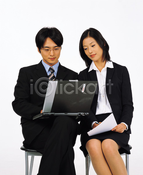 협력 남자 두명 사람 성인 성인만 여자 JPG 앞모습 포토 노트북 동료 비즈니스 비즈니스맨 비즈니스우먼 상반신 상사 스튜디오촬영 앉기 의자 정장 직장인 컴퓨터 회사