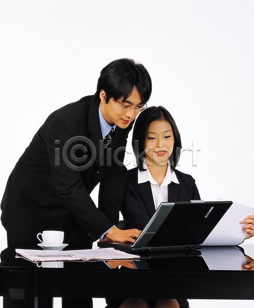 협력 남자 두명 사람 성인 성인만 여자 JPG 앞모습 포토 노트북 동료 비즈니스 비즈니스맨 비즈니스우먼 상반신 상사 스튜디오촬영 앉기 정장 직장인 컴퓨터 회사