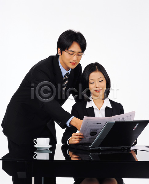 협력 남자 두명 사람 성인 성인만 여자 JPG 앞모습 포토 노트북 동료 비즈니스 비즈니스맨 비즈니스우먼 상반신 상사 스튜디오촬영 앉기 정장 직장인 컴퓨터 회사
