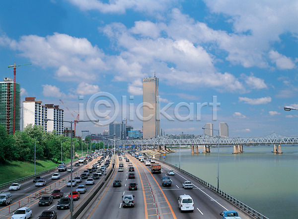사람없음 JPG 포토 63빌딩 구름(자연) 도로 도시 복잡함 서울 야외 자동차 자연 주간 차(자동차) 풍경(경치) 하늘 한강 한국