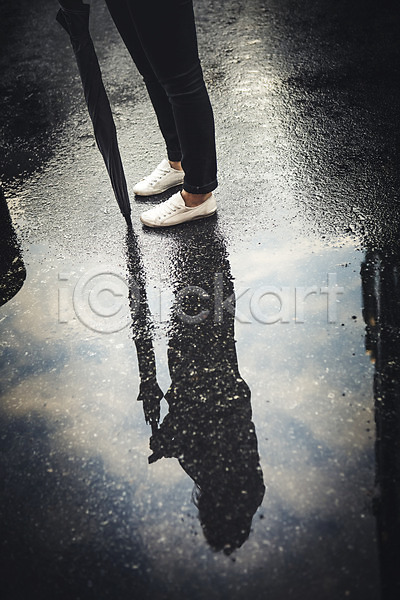 성인 신체부위 여자 JPG 포토 가을(계절) 다리 물 반사 백그라운드 비(날씨) 야외 우산 주간 풍경(경치) 흐림