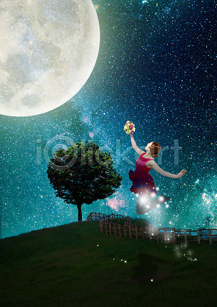 20대 성인 성인여자한명만 여자 한국인 한명 PSD 편집이미지 꽃다발 나무 들기 밤하늘 보름달 빛 야간 원피스 점프 춤 한그루