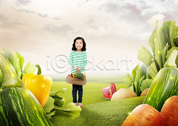 어린이 여자 한국인 한명 PSD 앞모습 편집이미지 감자 당근 들기 바구니 상추 서기 애호박 잔디 전신 초원(자연) 파프리카 피망