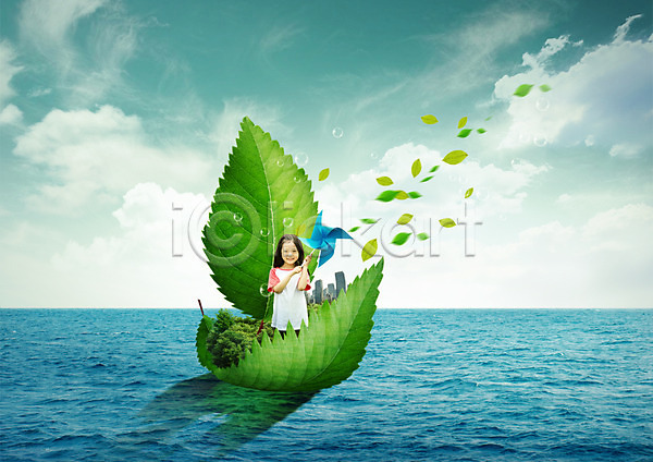 여자 유치원생 한국인 한명 PSD 앞모습 편집이미지 구름(자연) 그린캠페인 나뭇잎 들기 바다 바람개비 배(교통) 상반신 자연보호 하늘 항해 환경