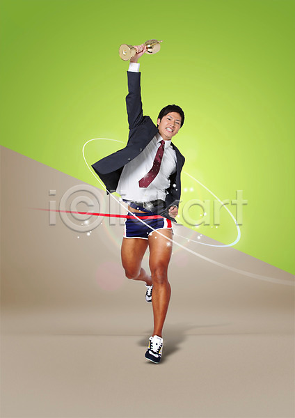 20대 남자 성인 성인남자한명만 일본인 한명 PSD 편집이미지 결승선 달리기 들기 반쪽 우승 운동복 운동화 전신 정장 트로피