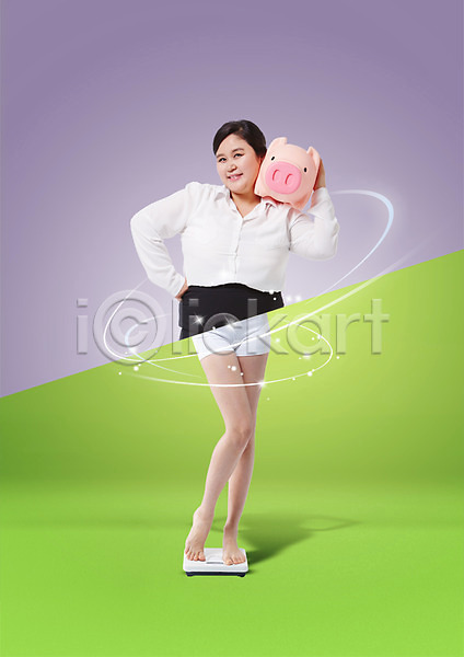 30대 성인 성인여자한명만 여자 한국인 한명 PSD 앞모습 편집이미지 금융의날 날씬함 돼지저금통 들기 반쪽 비만 서기 전신 정장 체중계 허리손
