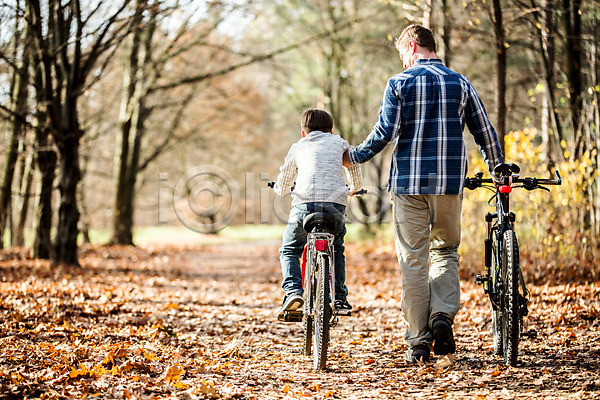 남자 두명 서양인 성인 어린이 JPG 뒷모습 포토 가을(계절) 공원 낙엽 부자(아빠와아들) 아들 아빠 야외 자전거 전신 주간