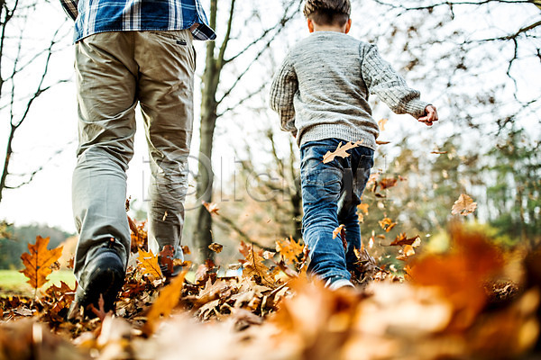 남자 두명 서양인 성인 어린이 JPG 뒷모습 포토 가을(계절) 공원 낙엽 부자(아빠와아들) 아들 아빠 야외 주간