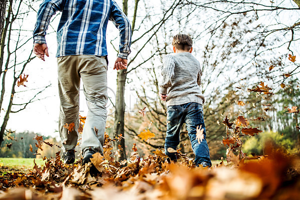 남자 두명 서양인 성인 어린이 JPG 뒷모습 포토 가을(계절) 공원 낙엽 부자(아빠와아들) 아들 아빠 야외 주간