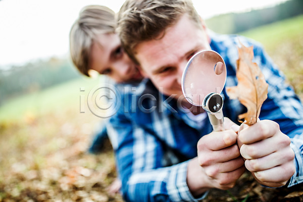 남자 두명 서양인 성인 어린이 JPG 아웃포커스 포토 가을(계절) 관찰 낙엽 돋보기 부자(아빠와아들) 아들 아빠 야외 자연관찰 주간