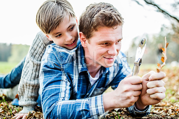 남자 두명 서양인 성인 어린이 JPG 포토 가을(계절) 관찰 낙엽 돋보기 부자(아빠와아들) 아들 아빠 야외 자연관찰 주간