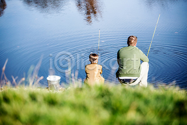 남자 두명 서양인 성인 어린이 JPG 뒷모습 포토 강 낚시 낚시용품 낚싯대 바구니 부자(아빠와아들) 아들 아빠 야외 주간